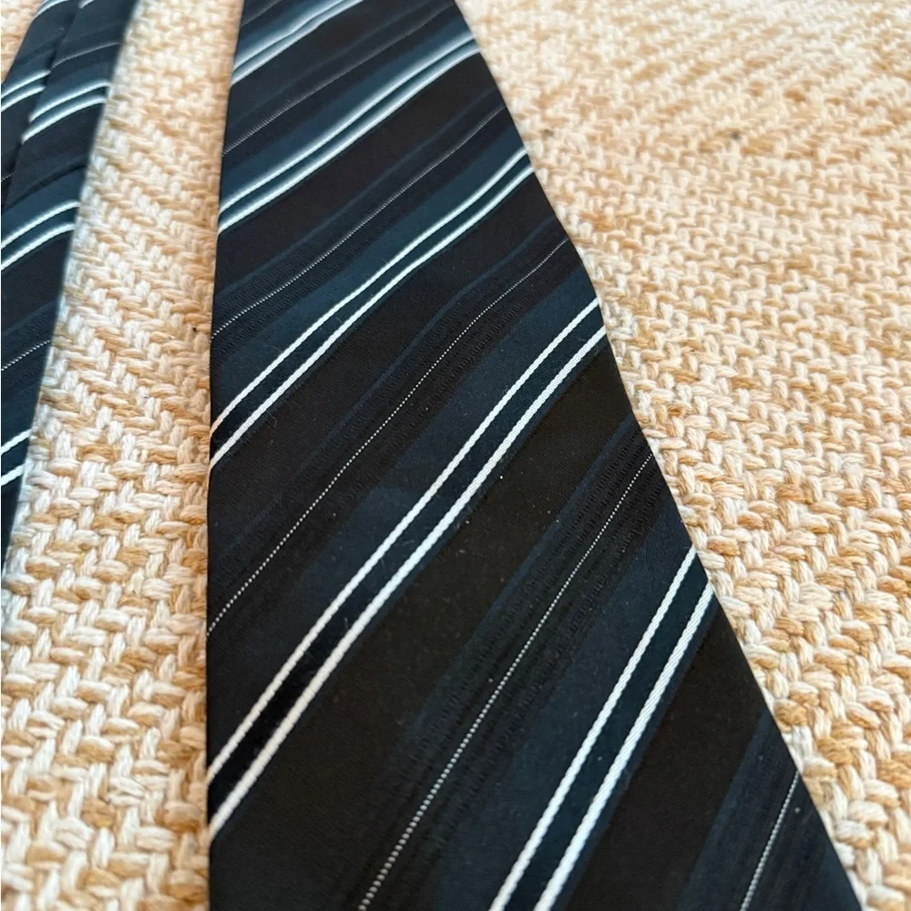 Venetto collection Classic dark blue black and White Striped Tie
